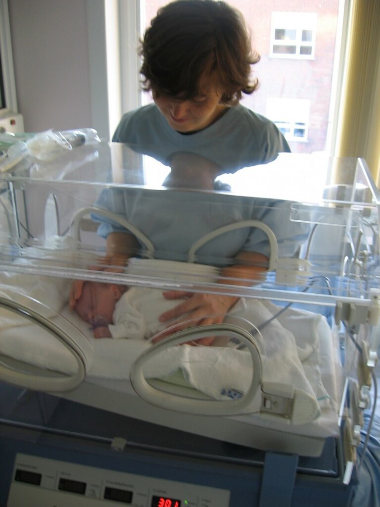 Bebê prematuro é visto em incubadora em maternidade: desde 2008 a prematuridade ganhou um dia para ser debatida e assim ganhar visibilidade: o dia 17 de novembro.