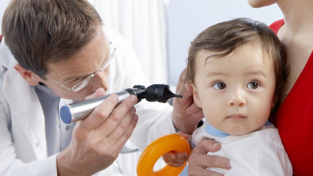 Médico examina ouvido de criança: caso o quadro de dor de ouvido seja grave, o pediatra vai indicar o melhor tratamento