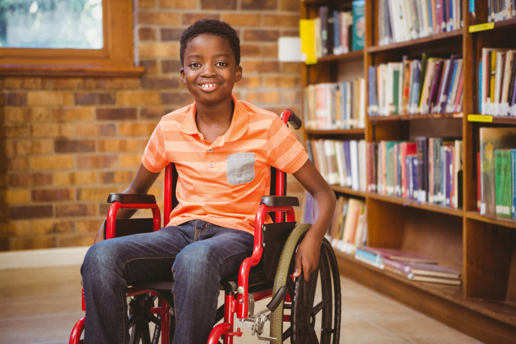 Criança na cadeira de rodas: CIF é para todas