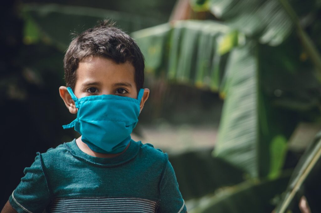 Criança usa máscara contra o coronavírus: Sociedade Brasileira de Pediatria, SBP, lançou um alerta para uma possível síndrome associada à Covid-19