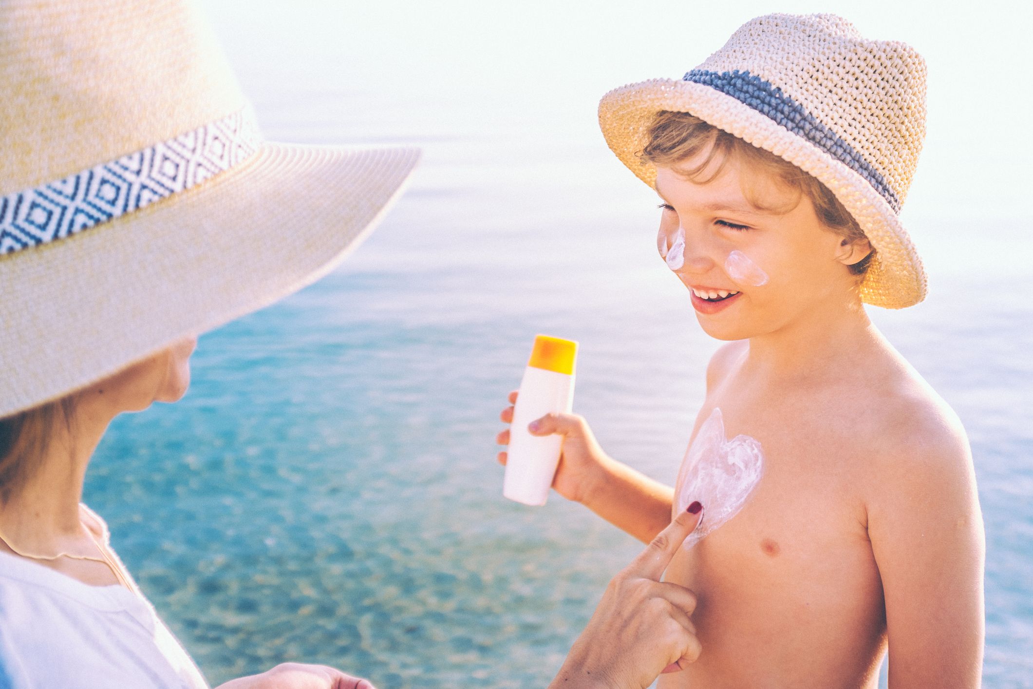 Criança tomando sol: vitamina D evita vários problemas e várias doenças