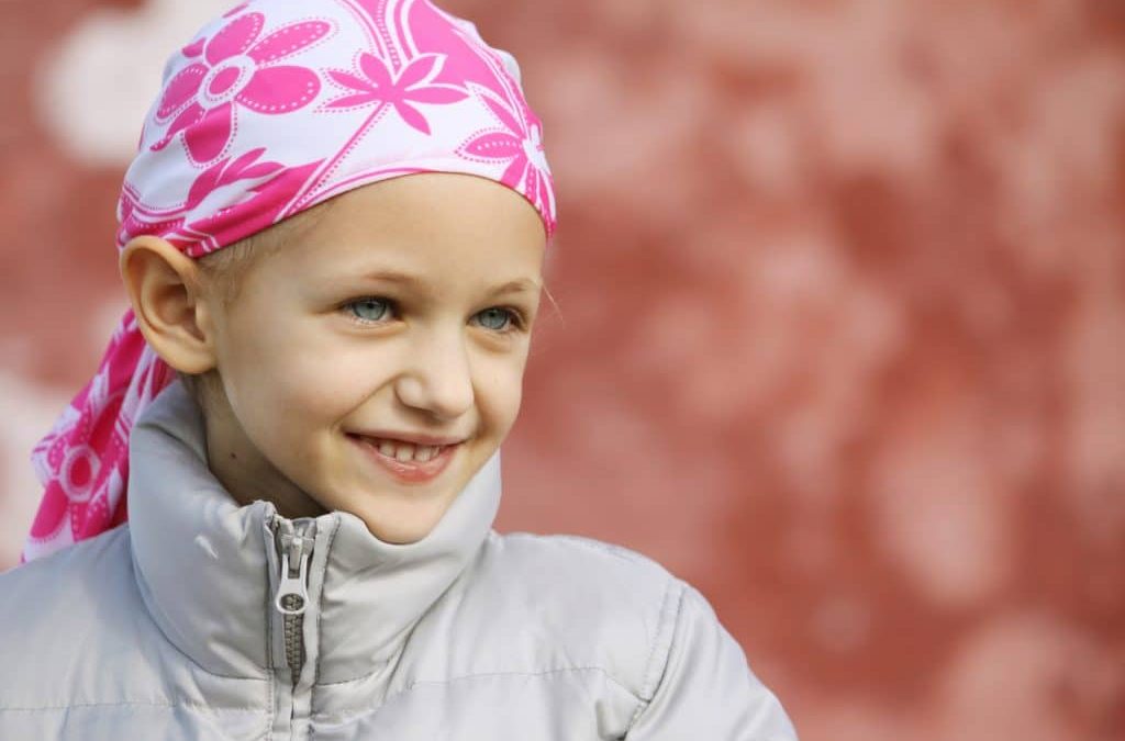 Criança com câncer usa lenço na cabeça: sem dúvida, o câncer infanto-juvenil é um assunto muito difícil de ser tratado