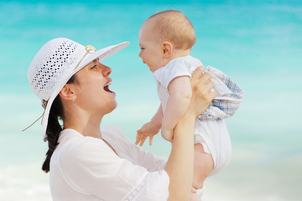 Nenê sorri no colo de sua mãe: como são os primeiros dias dos nossos bebês?
