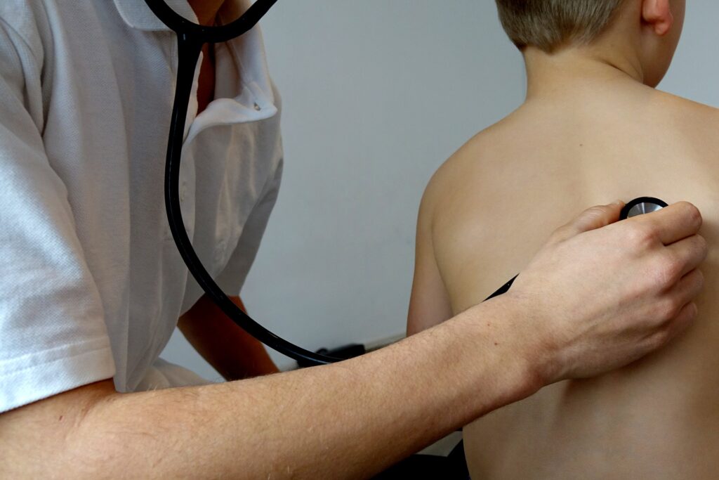 Médico examina uma criança: dor torácica em crianças e adolescentes pode ser explicada por vários motivos
