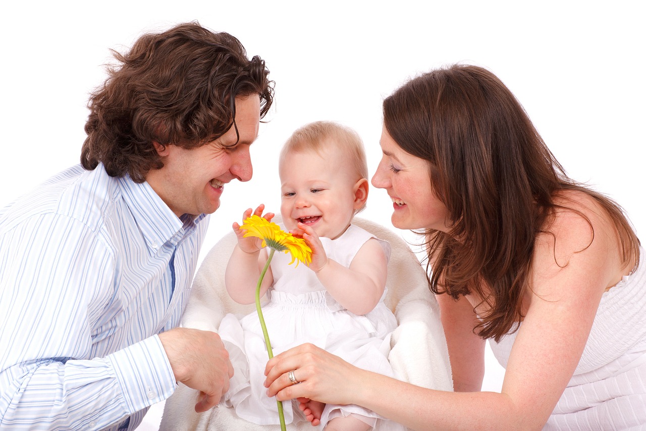 Nenê entre os seus pais: a sensibilidade do bebê ocorre desde a fase da amamentação