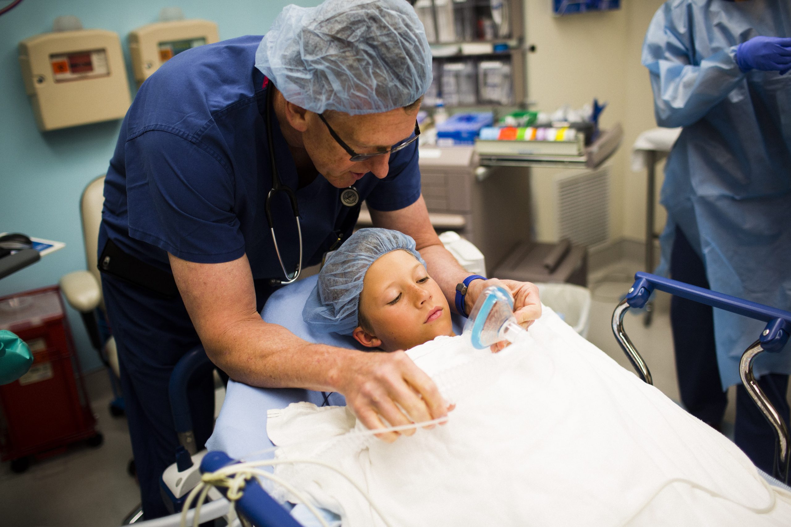 Menino em sala antes de ser anestesiado: anestesia em crianças: quando ela é necessária?