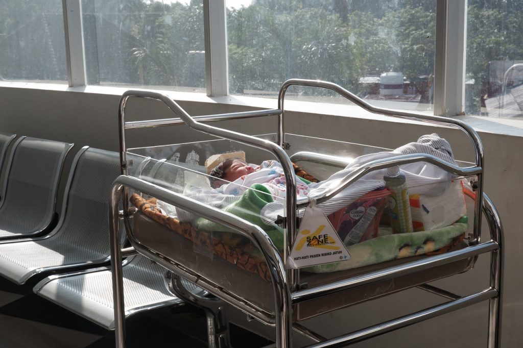Bebê internado em um hospital: centro médico de Porto Alegre realizou pesquisa a respeito dos benefícios das visitas de crianças a hospitais