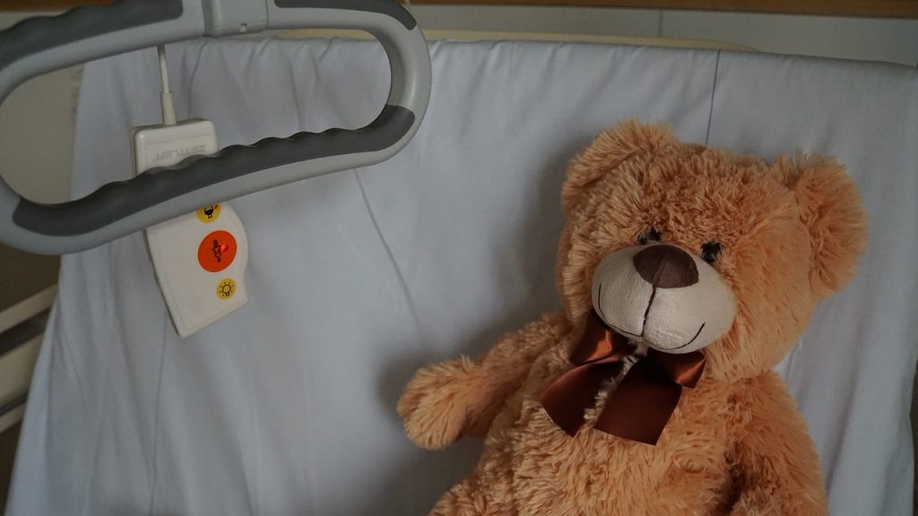 Urso de brinquedo em cama de hospital: entrada das crianças e dos adolescentes poderá ser vetada nos casos em que houver recusa do paciente em receber as visitas