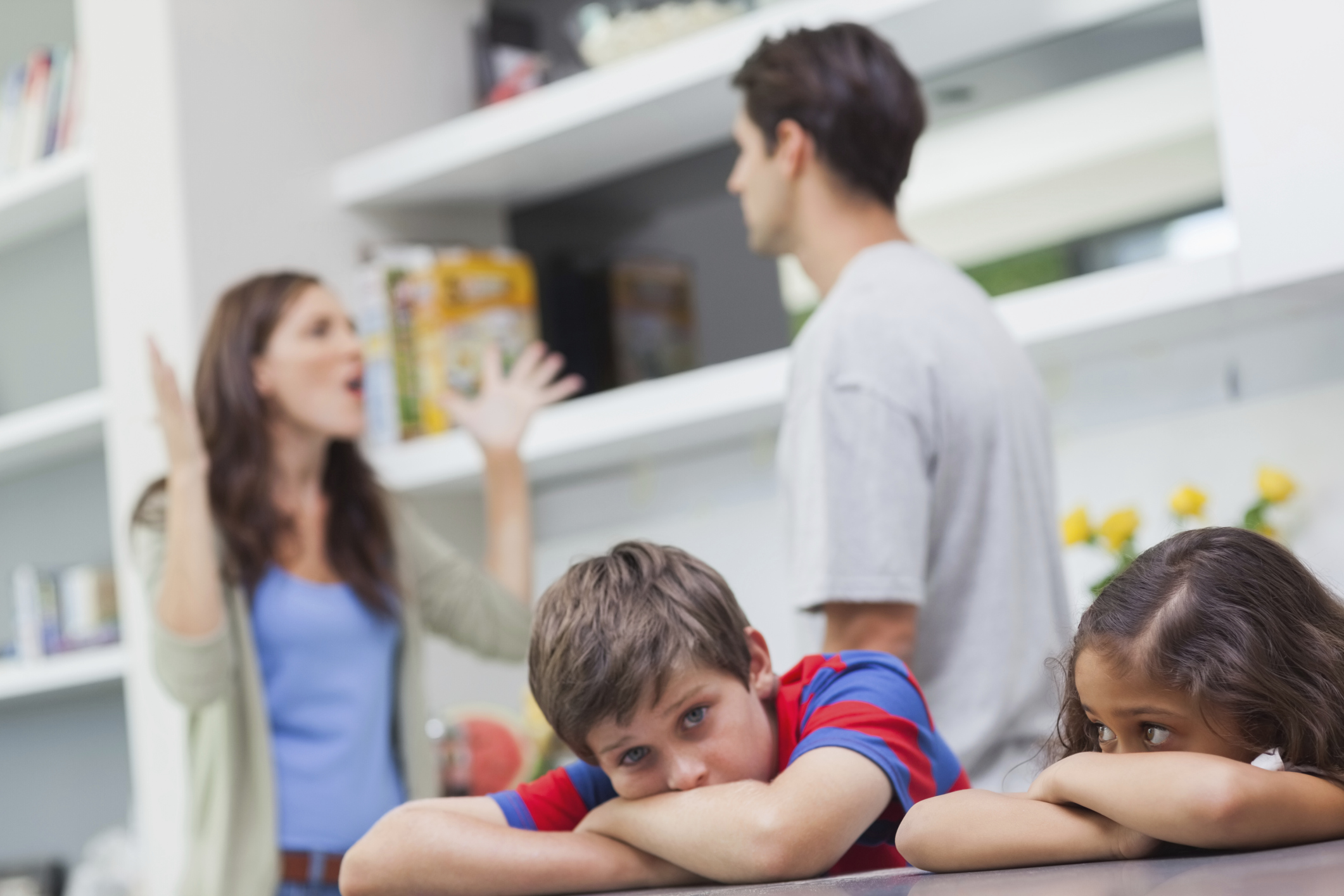 Pais discutindo com os filhos ouvindo tudo; pais devem evitar: ameaças e violência