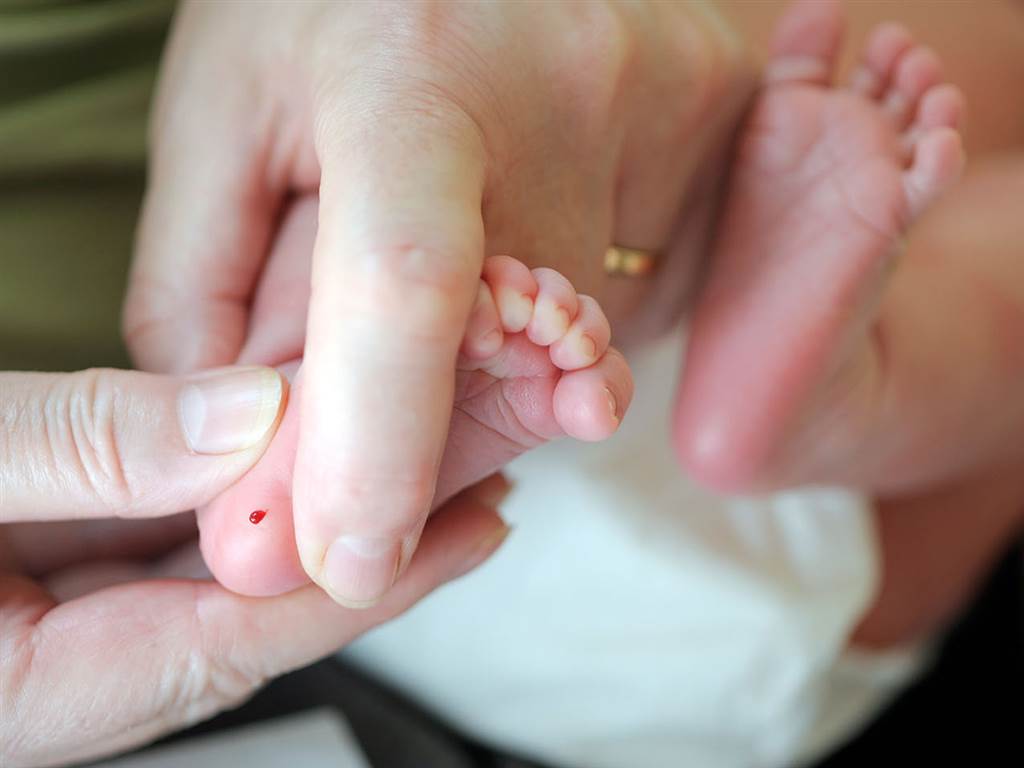 Pequeno furo de sangue no nenê: famoso teste do pezinho do bebê é bem simples de fazer
