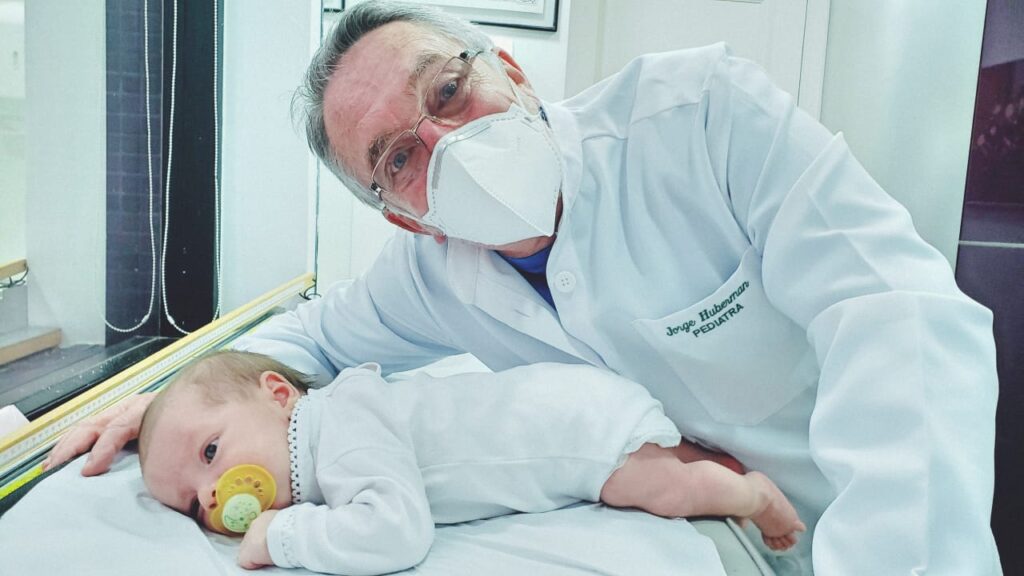O pediatra Jorge Huberman ao lado do paciente Antônio: Soneca durante o dia: essencial para as crianças!
