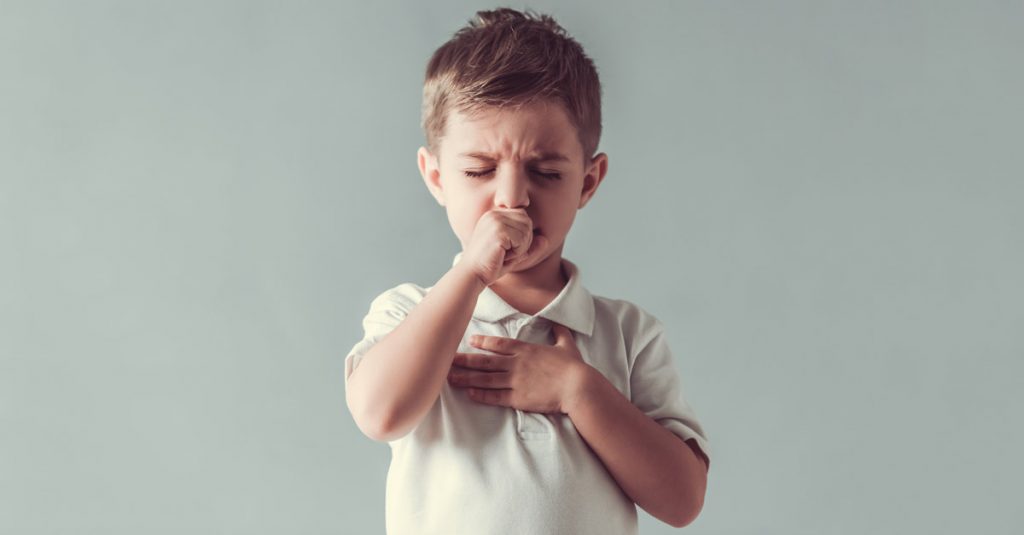 Menino tossindo: asma tem diferentes categorias de gravidade