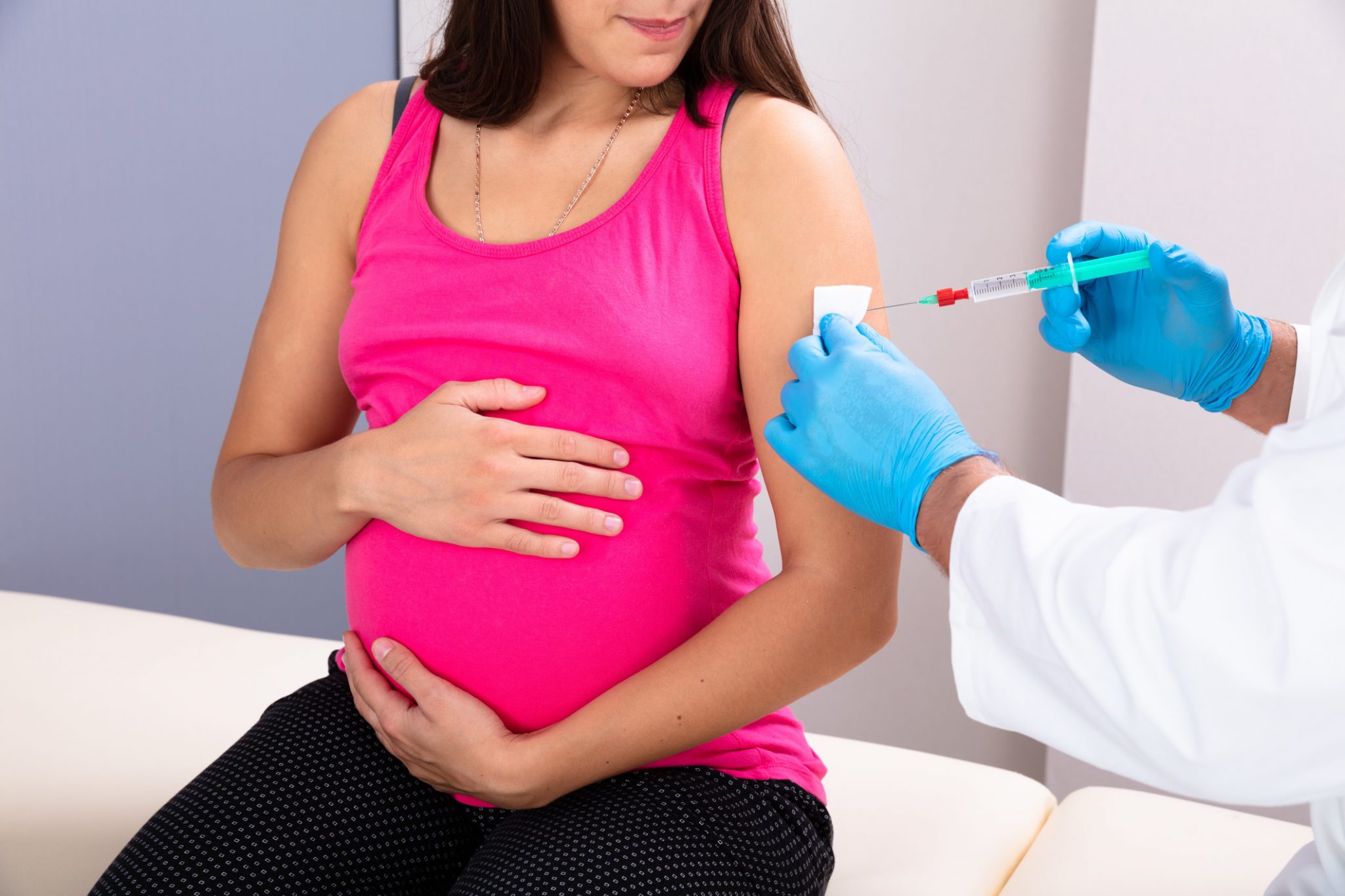 Mulher grávida tomando injeção: gestantes podem tomar vacina contra o Covid-19?