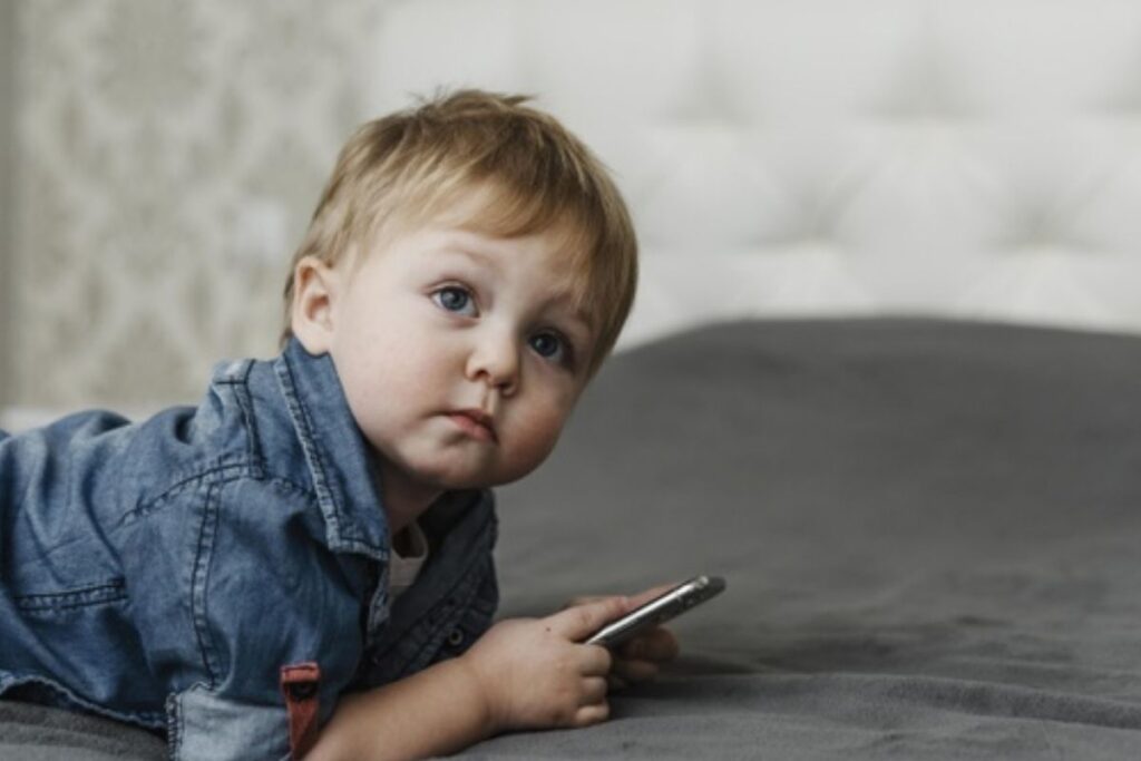 Criança usa celular: uso de tecnologias acontece cada vez mais cedo. Atualmente, crianças pequenas têm contato com celulares e tablets antes mesmo de aprenderem a andar ou falar