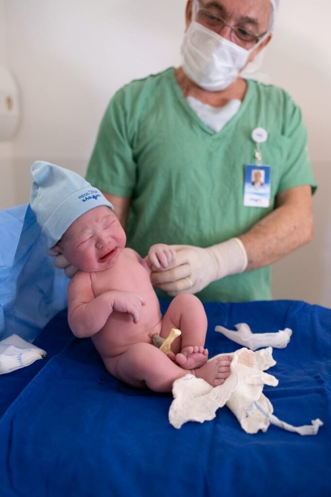 O pediatra e neonatologista Jorge Huberman durante parto de um bebê: “para prevenir esse problema, o limite do tempo gasto com eletrônicos é seu aliado”
