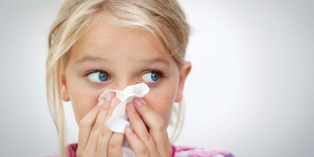 Menina usa papel para assoar o nariz: a rinossinusite aguda é uma infecção das cavidades nasais e dos seios da face, cuja origem pode ser tanto viral, como bacteriana