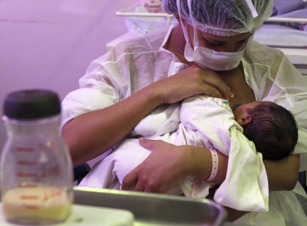 Mulher amamenta bebê usando máscara: uma das grandes novidades de um estudo divulgado recentemente é as mulheres vacinadas que geram leite com anticorpos contra o Covid, protegendo assim os seus amados bebês
