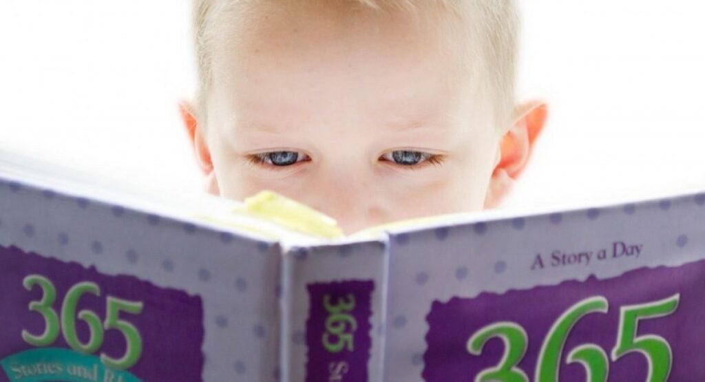 Criança lê livro: a importância da leitura infantil é inquestionável, afinal, ela estimula a criatividade, trabalha a imaginação, exercita a memória, aumenta o vocabulário, entre outros benefícios