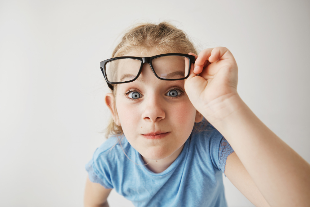 Criança usa óculos para miopia: por que a miopia em crianças aumentou na pandemia?