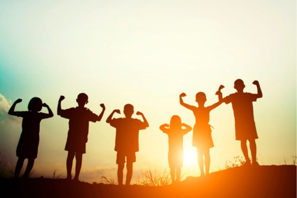 Crianças são vistas em parque brincando com o sol: a vitamina D é um hormônio produzido pelo organismo quando a pele é exposta ao sol
