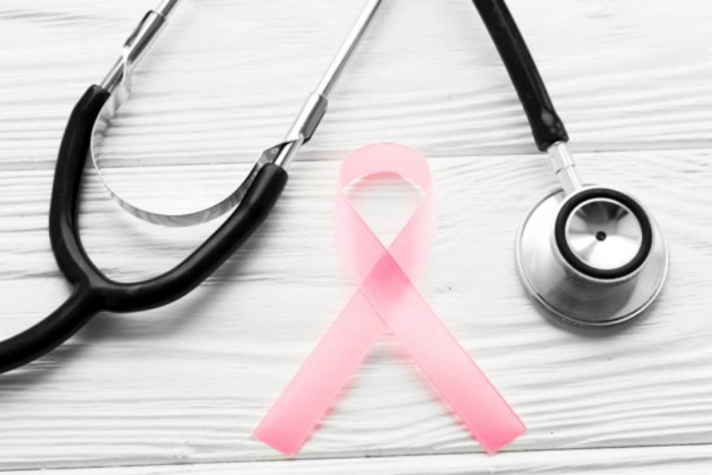 Laço rosa próximo a um estetoscópio: apesar de ser o mais mortal, o câncer de mama tem alta taxa de cura se diagnosticado com antecedência