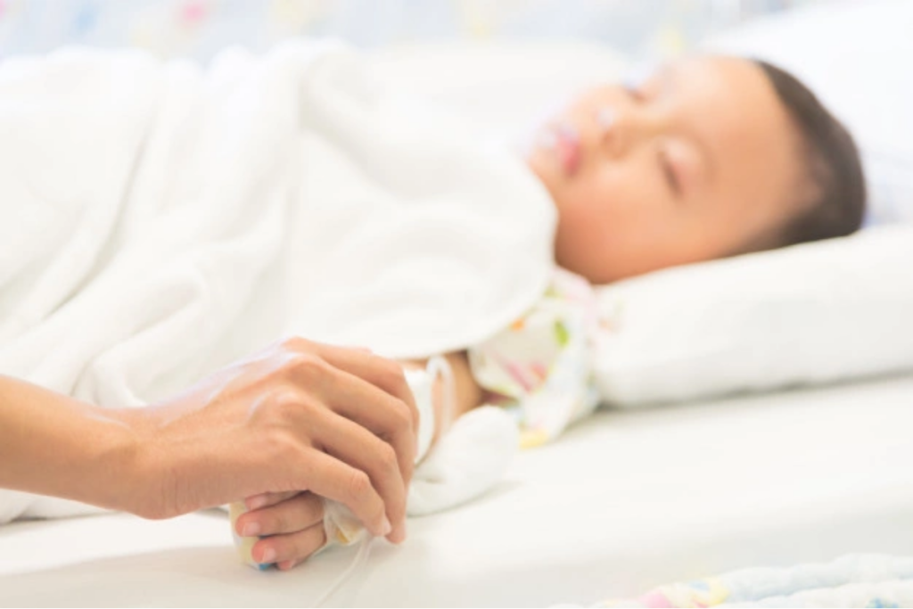 Criança recebe soro em hospital: causado por alimentos contaminados, o botulismo apresenta grande risco para crianças