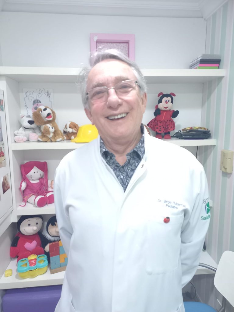 O pediatra e neonatalogista, Dr.Jorge Huberman, em seu consultório, no Instituto Saúde Plena fala sobre quando o bebê sorri