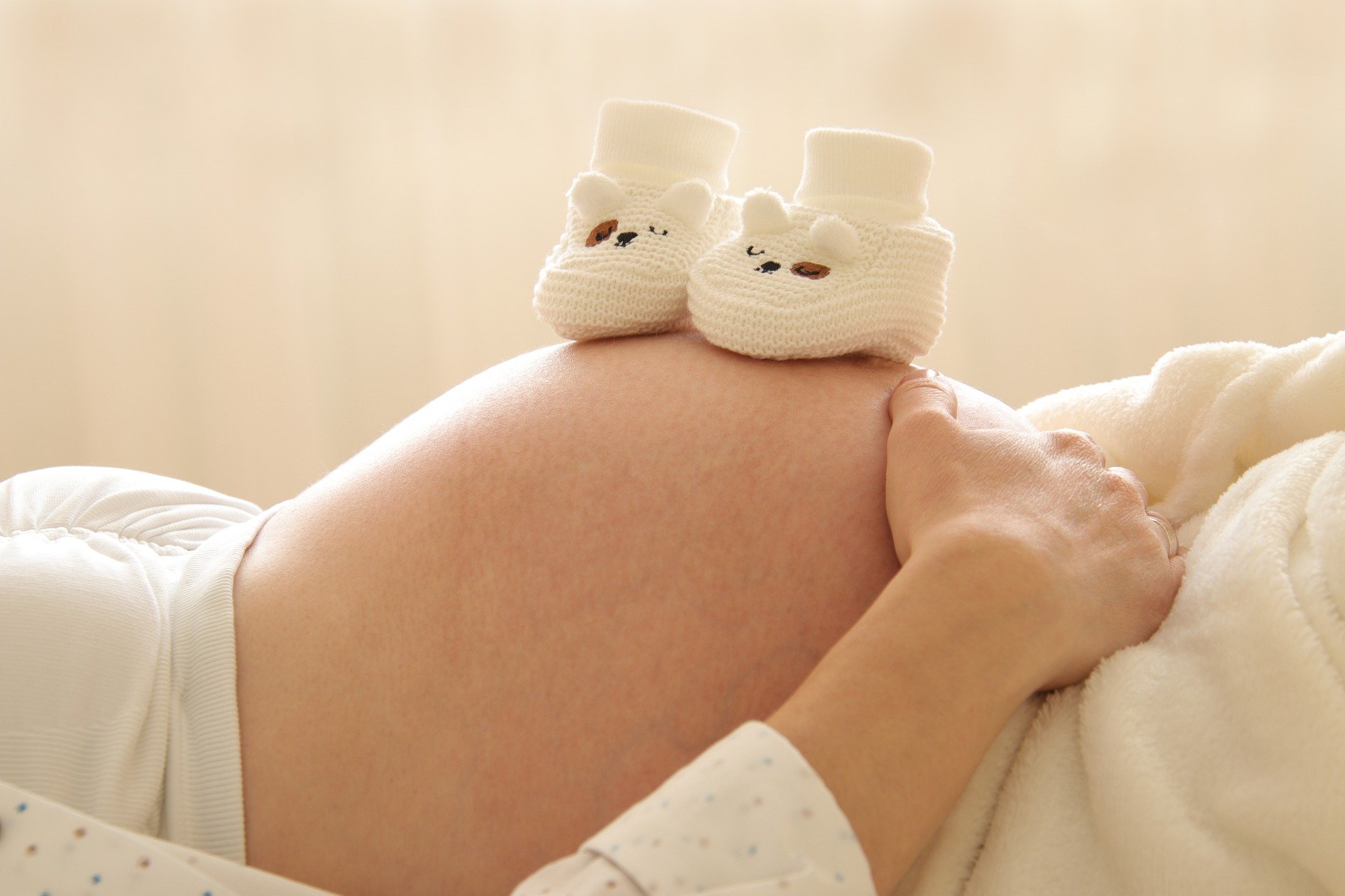 Após se descobrir grávida, a mulher deve pesquisar por partos alternativos para dar à luz e planejar seu parto