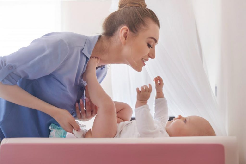 Deixe as fraldas próximas ao trocador para facilitar o momento de cuidado com o bebê