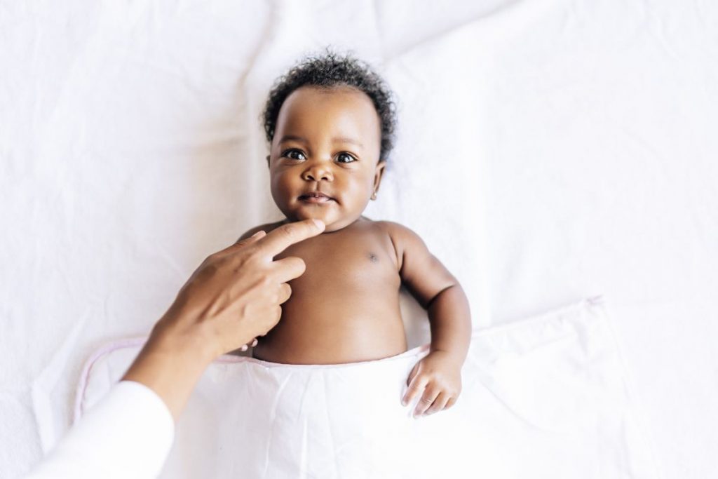 Escolha a fralda que mais se adapta às necessidades do bebê e se precisar, consulte o pediatra
