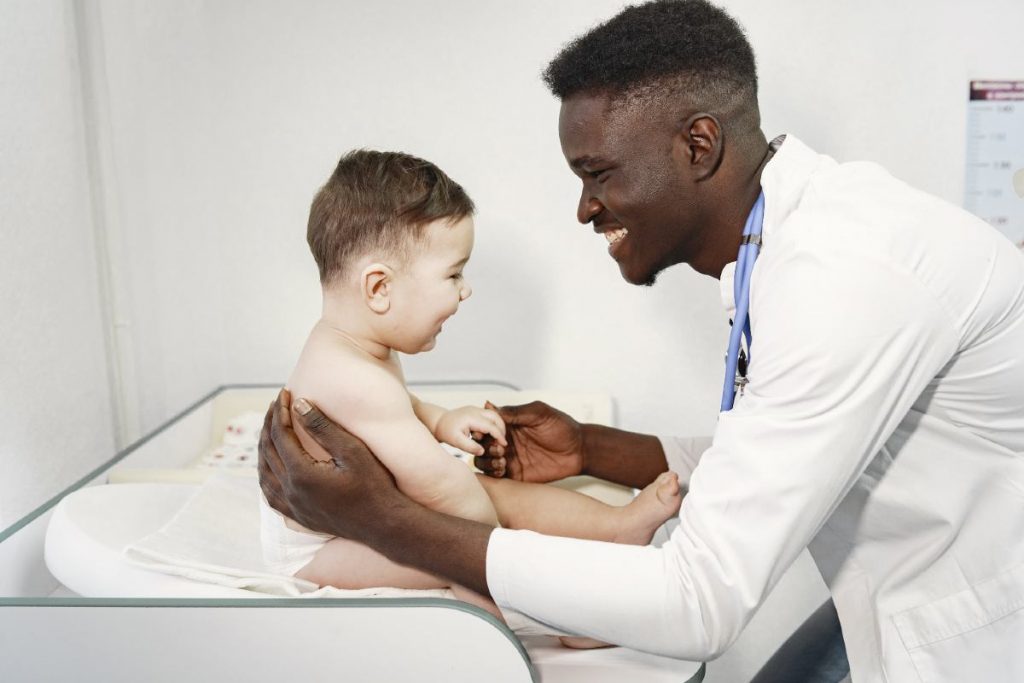 As consultas com o pediatra são fundamentais para garantir a saúde do seu filho