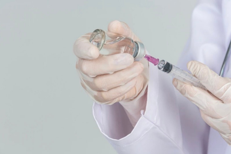 Adulto manipula dose de uma vacina: a vacinação é importante para evitar que doenças erradicadas como a varíola voltem a surgir