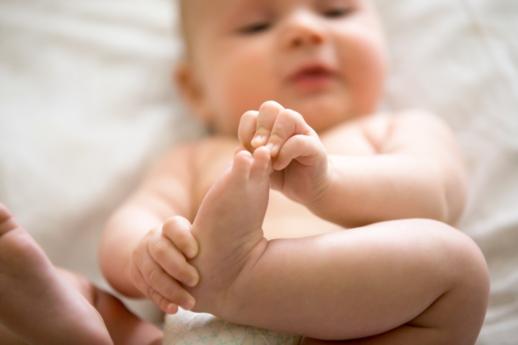 Bebê segura seu pé: como cortar as unhas do bebê faz parte da lista de dúvidas dos pais de primeira viagem