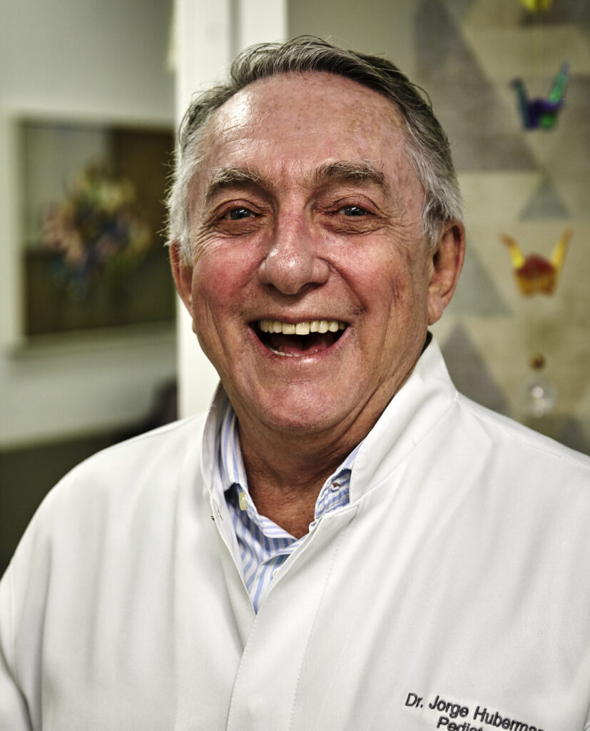 O pediatra Jorge Huberman sorri em seu consultório em Moema 