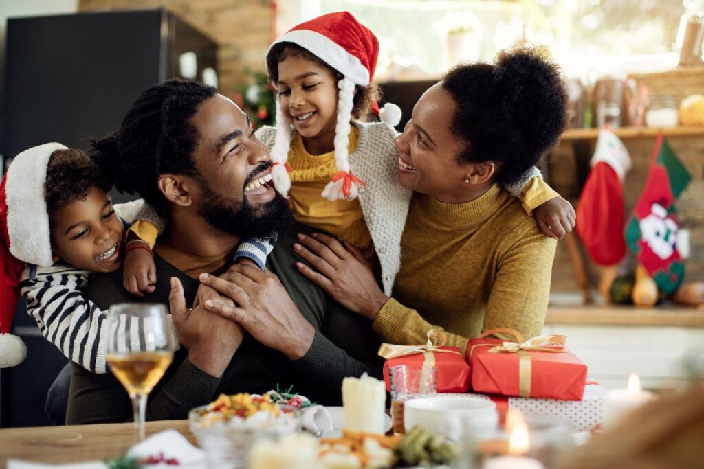 Familiares comemoram o Natal: veja 15 ideias de atividades natalinas para fazer com os filhos. 