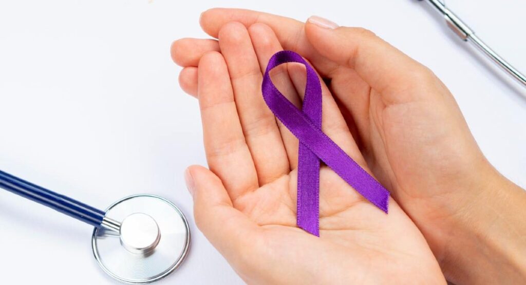 Mulher exibe laço lilás; Março Lilás: a prevenção do câncer de colo de útero