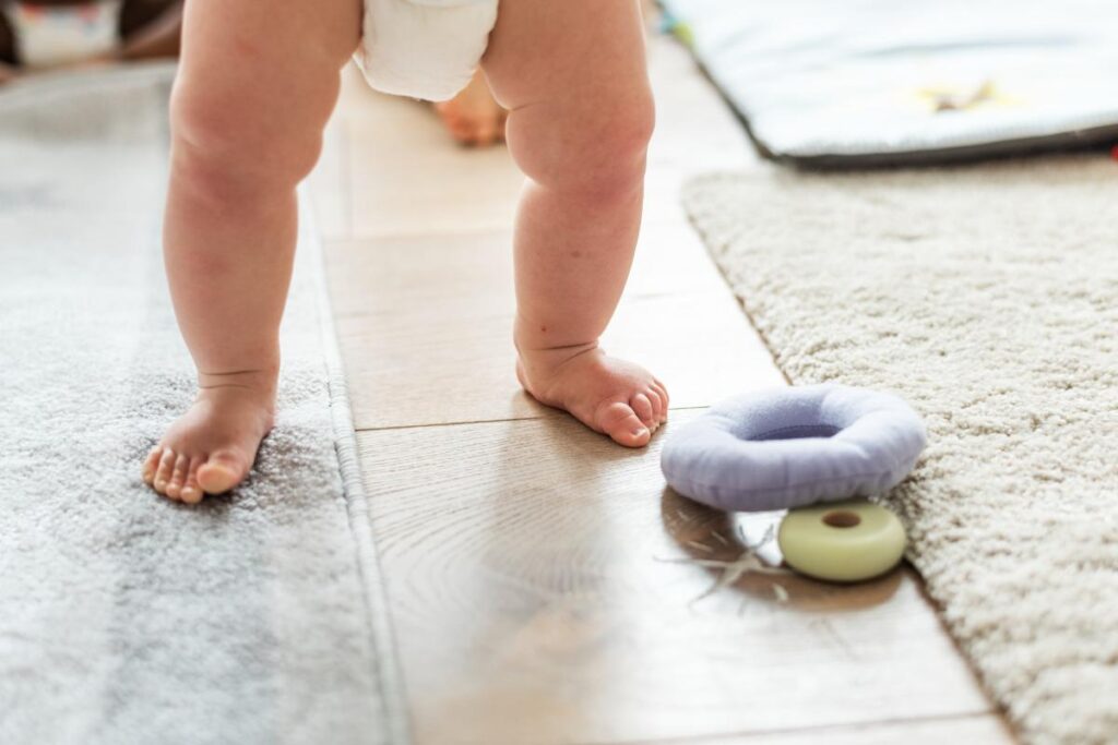 Bebê caminha com dificuldade: a hipotonia infantil é a condição causada pela diminuição do tônus muscular, responsável pela manutenção da tensão, firmeza e estiramento dos músculos.