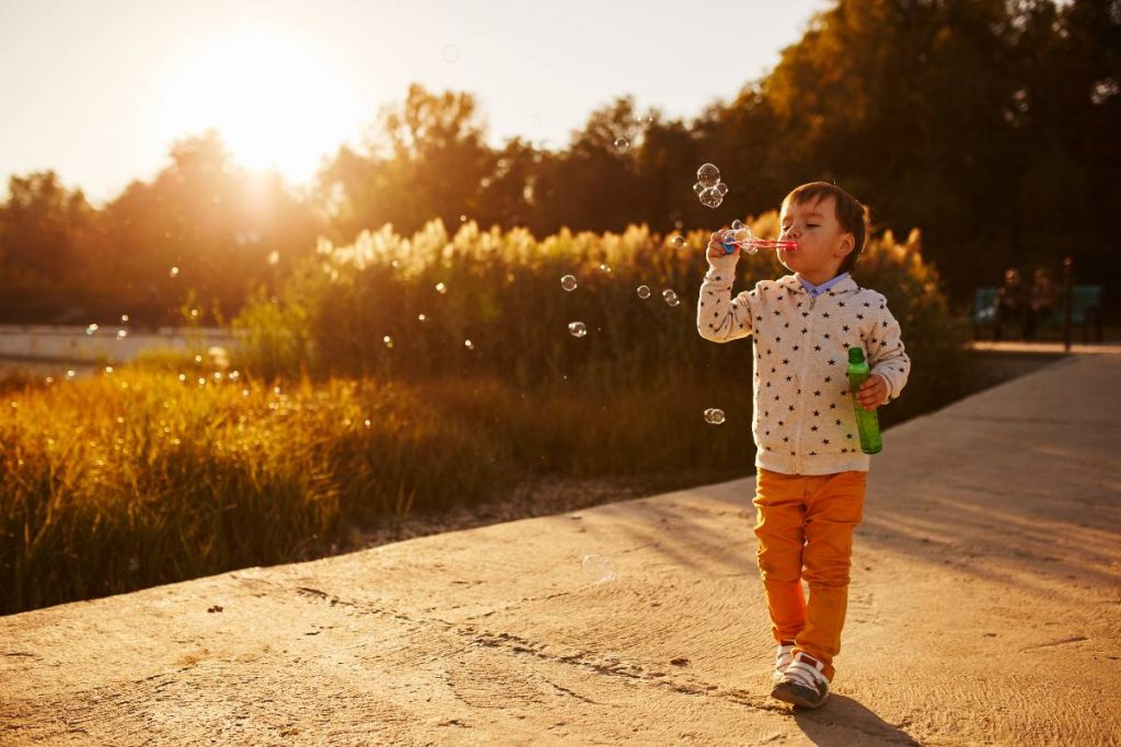 Criança brinca sozinha em parque: deixe os seus filhos brincarem sozinhos e esteja por perto para o que eles precisarem