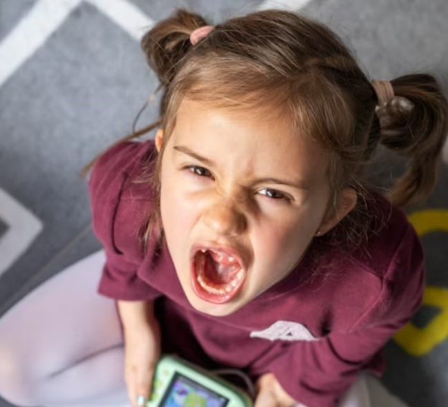 Criança grita brincando com um videogame: a birra das crianças é a maneira que os pequenos encontram de expressar sentimentos como raiva, angústia e frustração enquanto suas habilidades emocionais e de comunicação ainda estão em desenvolvimento.