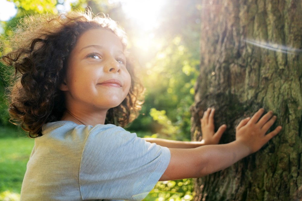Criança se apóia em uma árvore em um parque: a boa respiração é essencial para o bom funcionamento do organismo, garantindo que o oxigênio circule adequadamente pelo corpo, favorecendo uma série de funções vitais; mas, para que isso aconteça, é importante respirar pelo nariz e não pela boca.