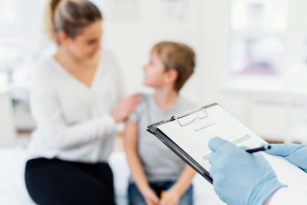Médico em consulta com uma criança; CID-11: conheça as novas atualizações