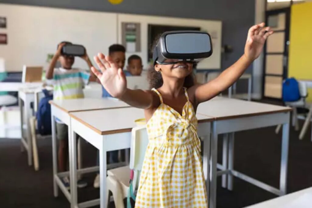 Crianças usam óculos virtuais em sala de aula: metaverso ainda é um mistério a ser desvendado.