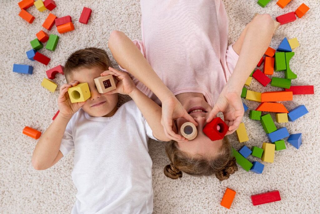 Crianças se divertem ao brincarem com objetos: é na primeira infância que a criança percebe o mundo ao seu redor e começa a se relacionar com ele