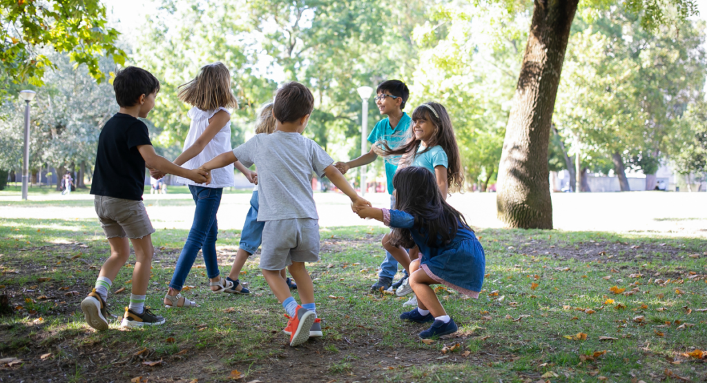 Crianças brincam em parque: criança deve desfrutar disso desde o nascimento, pelos diversos benefícios que a atividade pode trazer a elas, como, por exemplo, estimular o conhecimento físico do próprio corpo, incluindo força, elasticidade e coordenação motora.