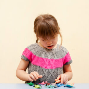 Menina brinca com peças de brinquedos: o Transtorno do Espectro Autista (TEA). é uma condição neurológica que afeta a comunicação e o comportamento de indivíduos em diferentes graus.