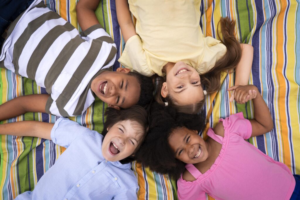 Crianças se divertem ao brincarem: a amizade na infância pode proporcionar diversas qualidades para a vida das crianças